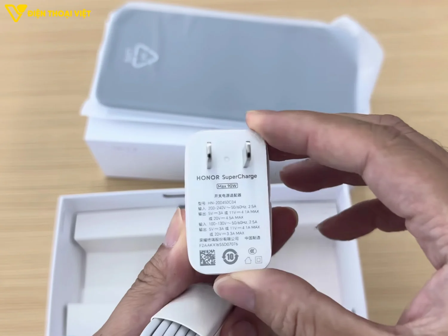 Pin 11.000mAh và sạc 90W Honor X80 Pro Max