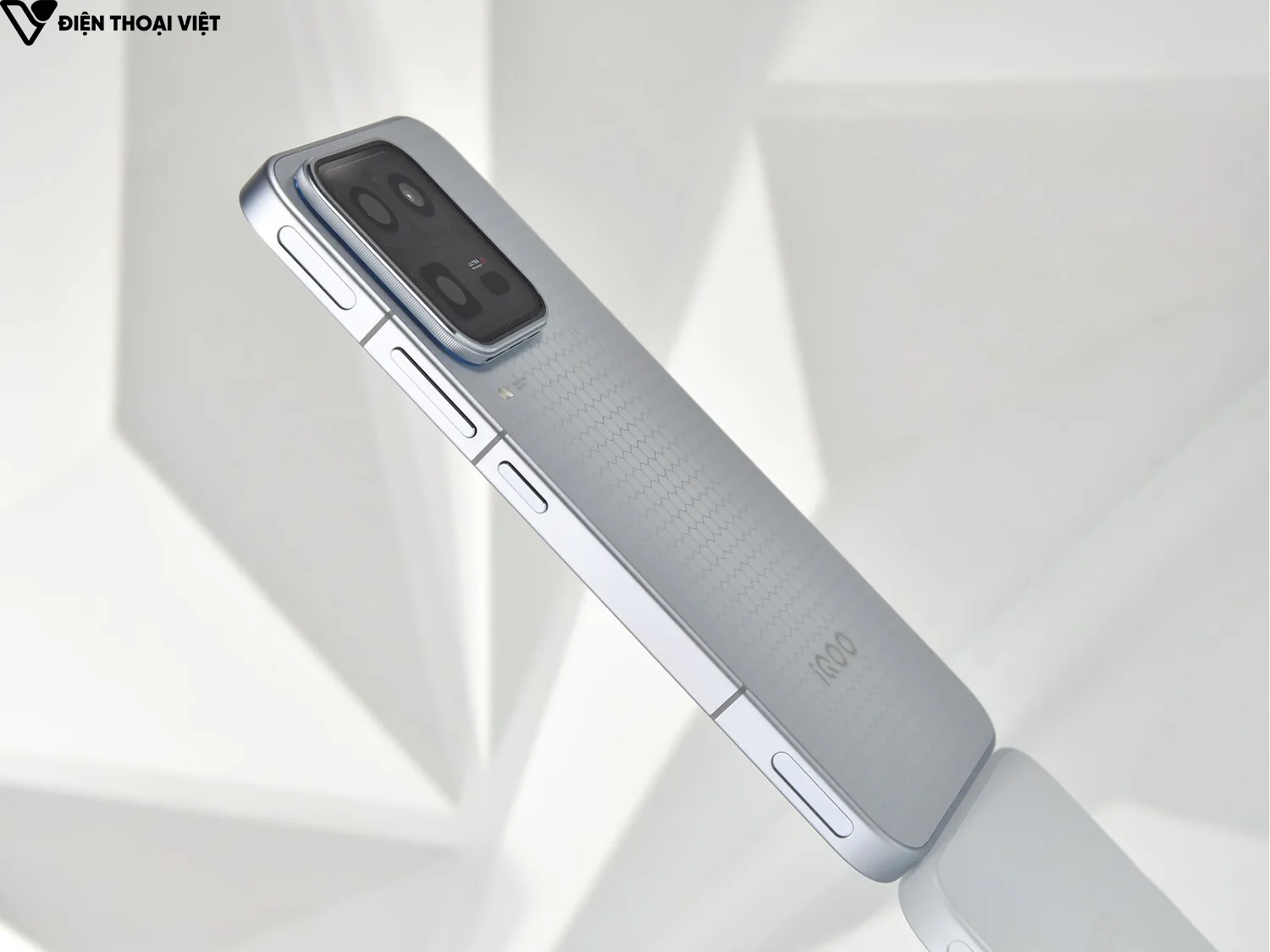 iqoo-15-ultra-canh-phai