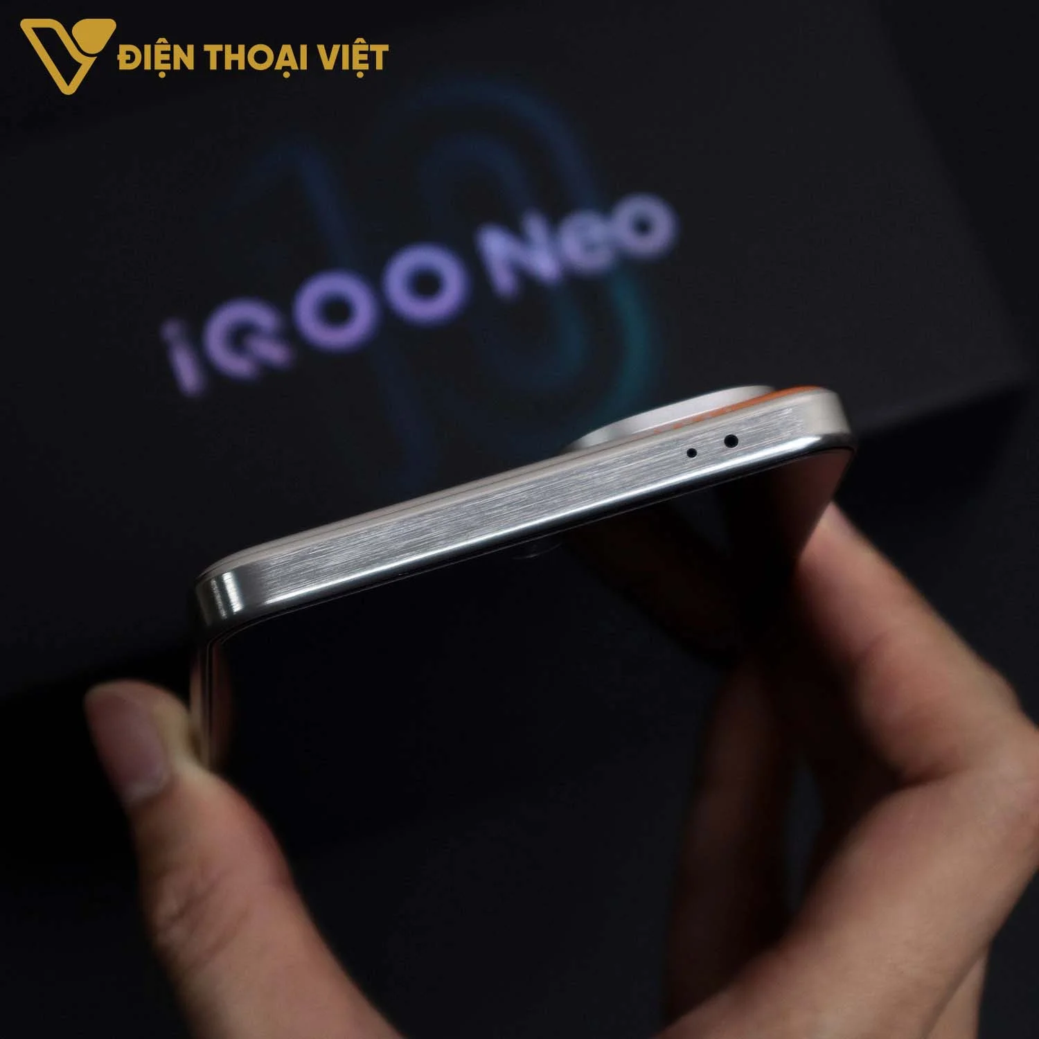 iqoo-neo-10-canh-tren