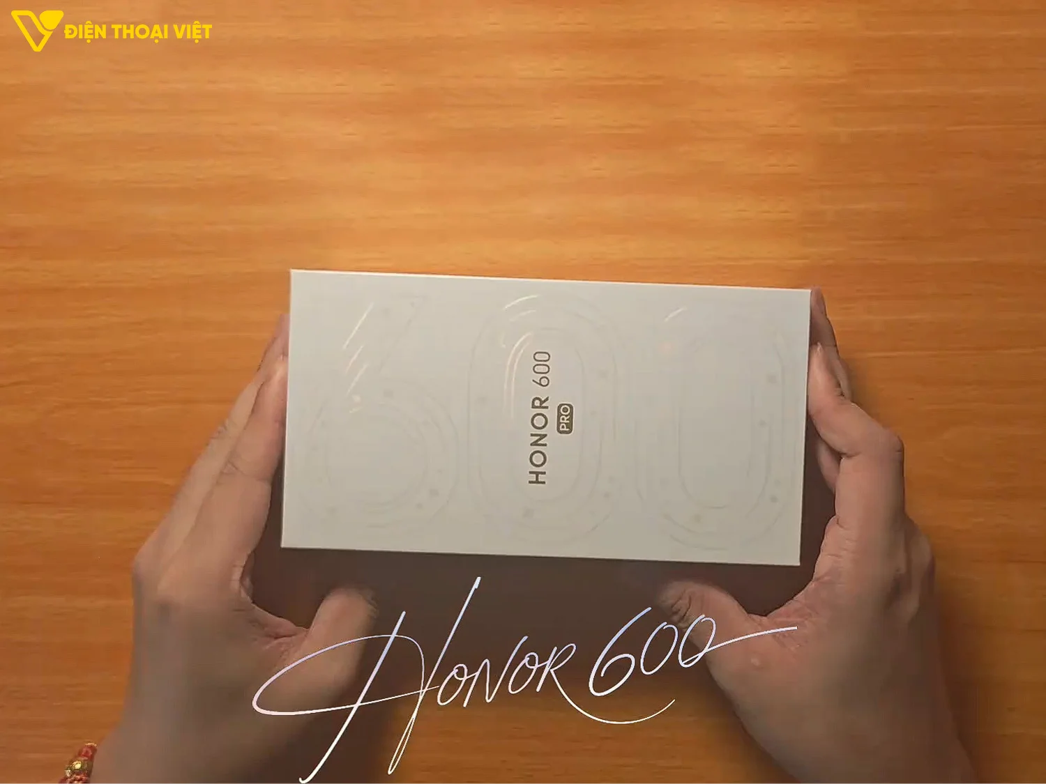 Mở hộp Honor 600 Pro: Hộp đựng