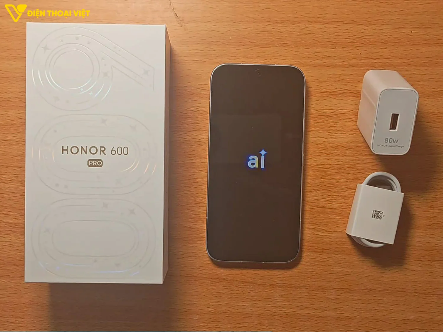 Phụ kiện bên trong hộp đựng Honor 600 Pro