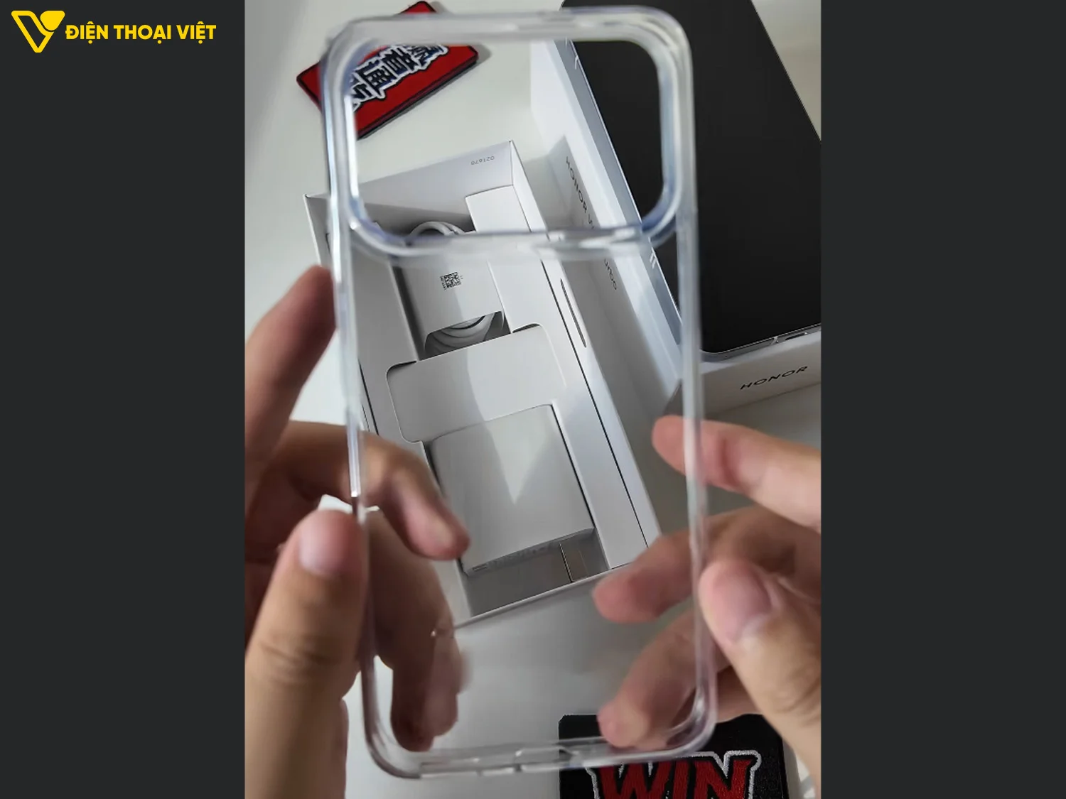 Phụ kiện bên trong hộp đựng Honor WIN Turbo