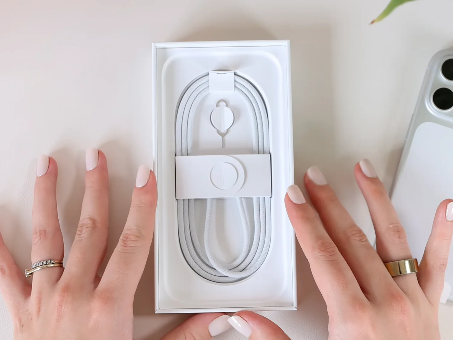 mo-hop-iphone-17-pro-cap-sac