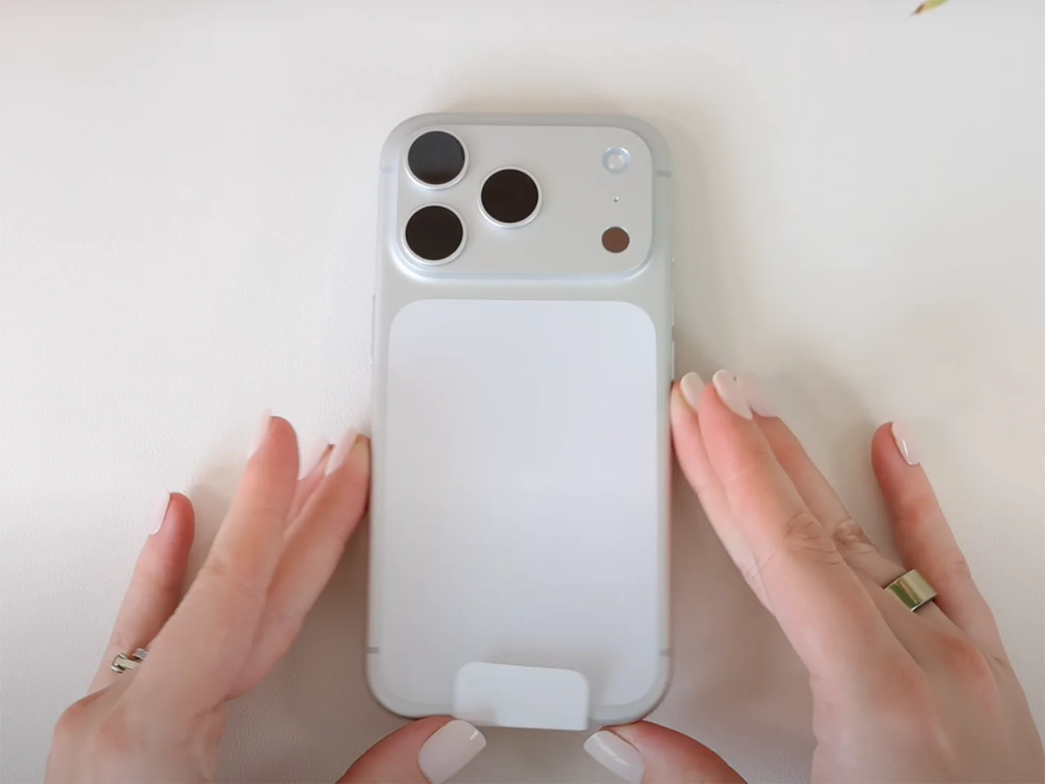 mo-hop-iphone-17-pro-thiet-ke