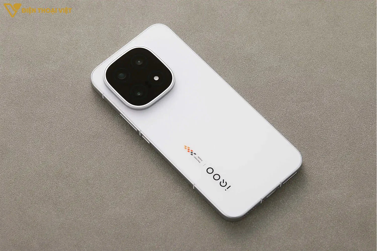 Thiết kế vuông vức, LED RGB tạo khác biệt