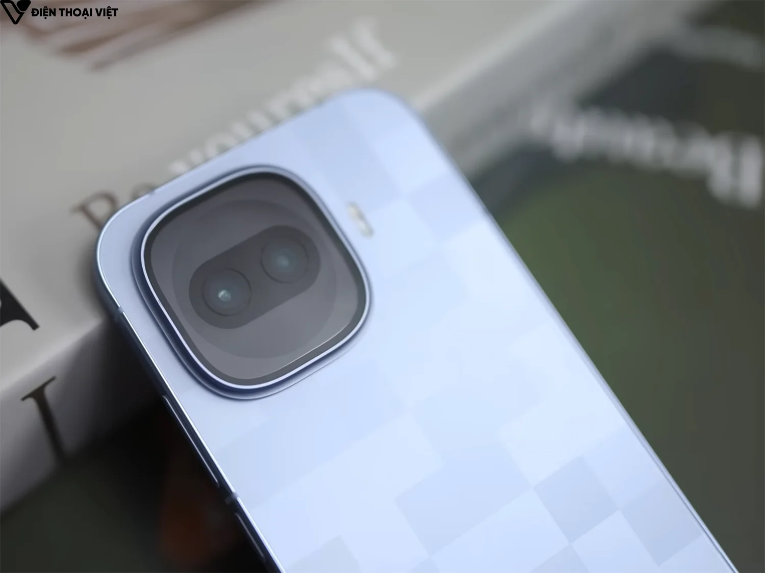 mo-hop-iqoo-15r-camera-sau