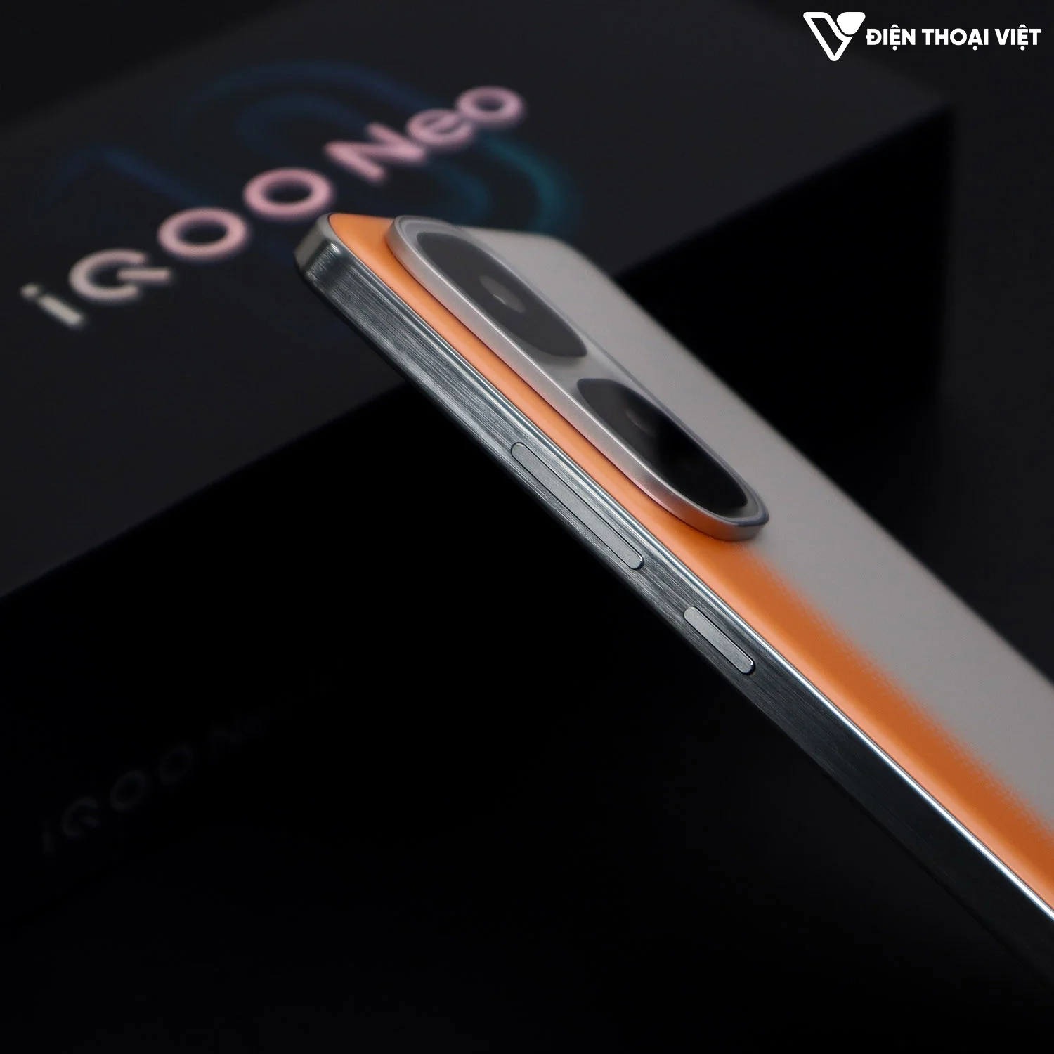 mo-hop-iqoo-neo-10-canh-ben