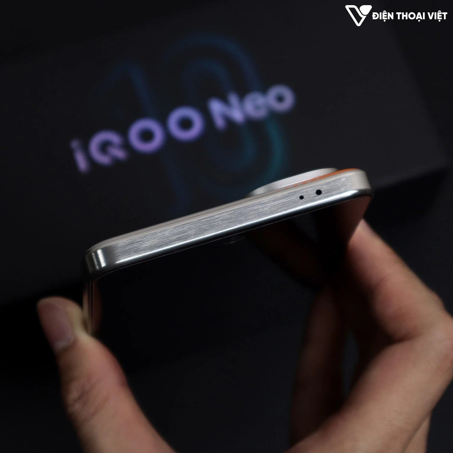 mo-hop-iqoo-neo-10-canh-tren