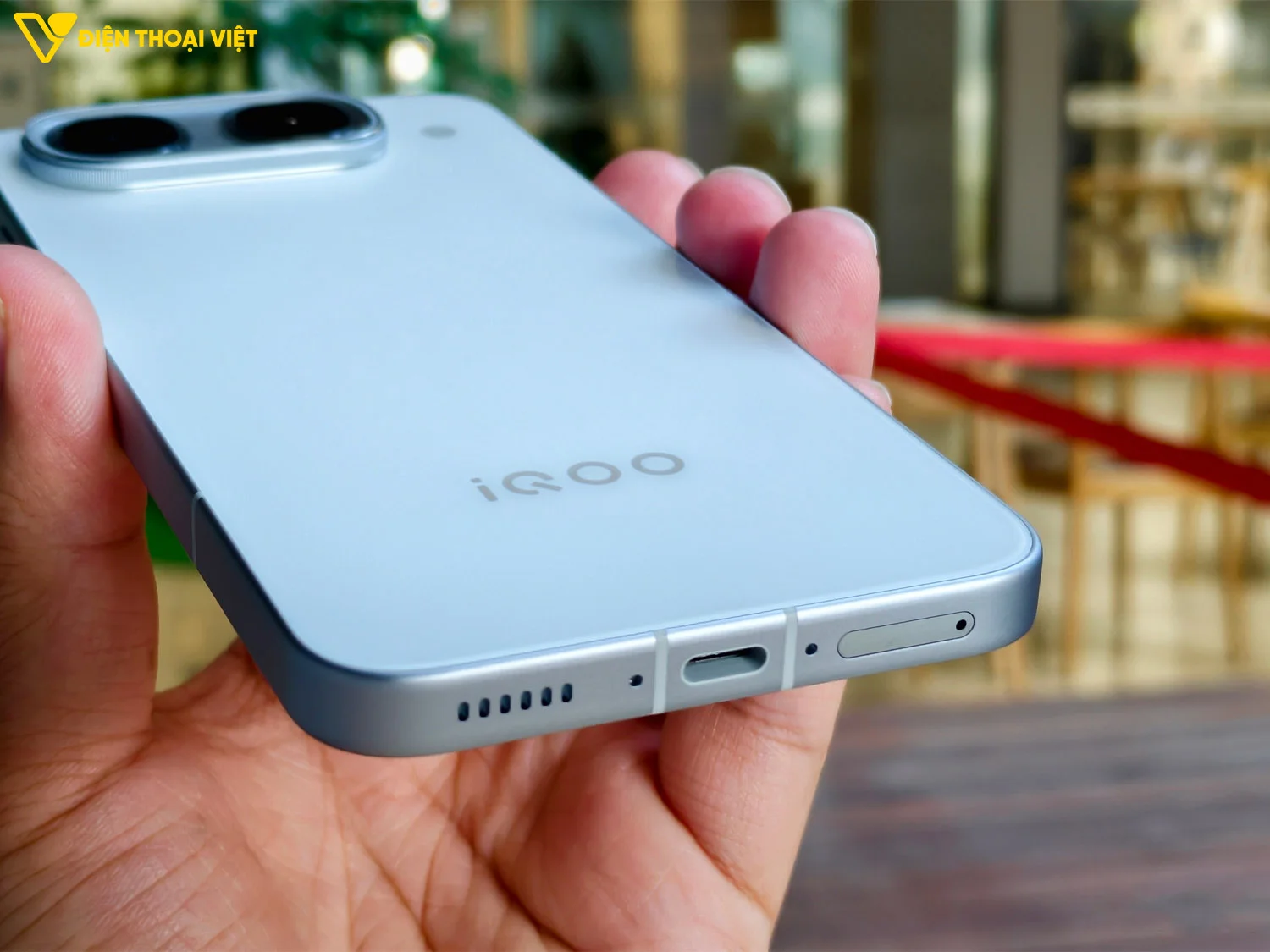 Cạnh dưới của iQOO Neo 11 Ultra