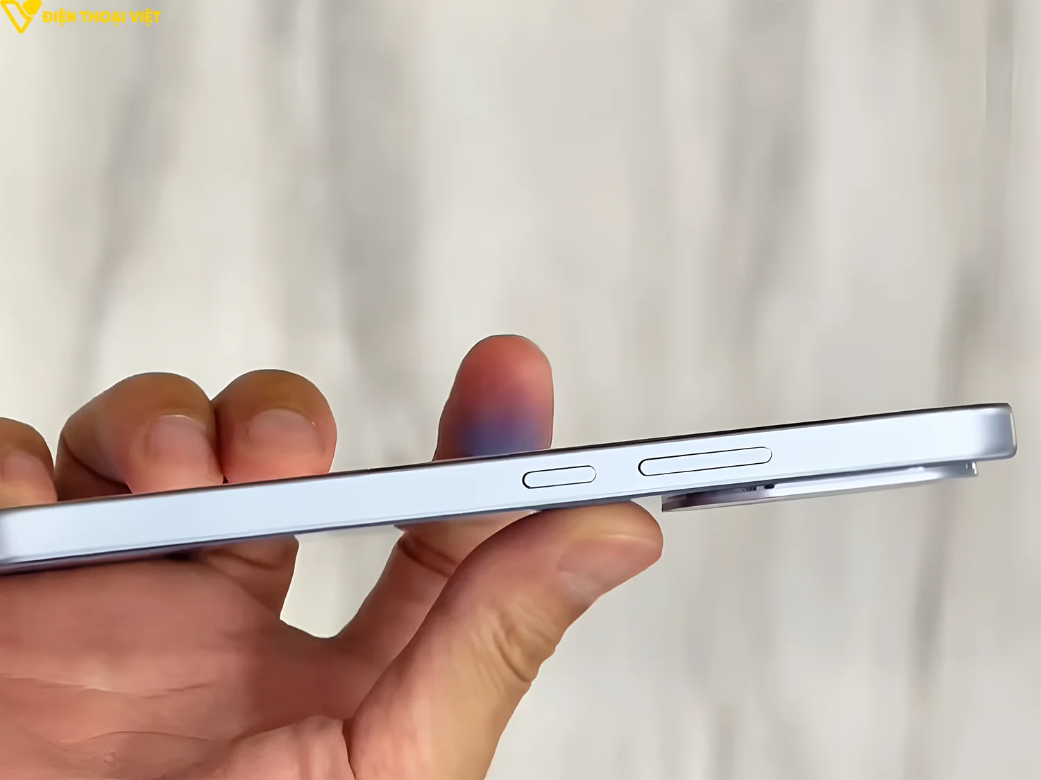 mo-hop-iqoo-z11-canh-ben