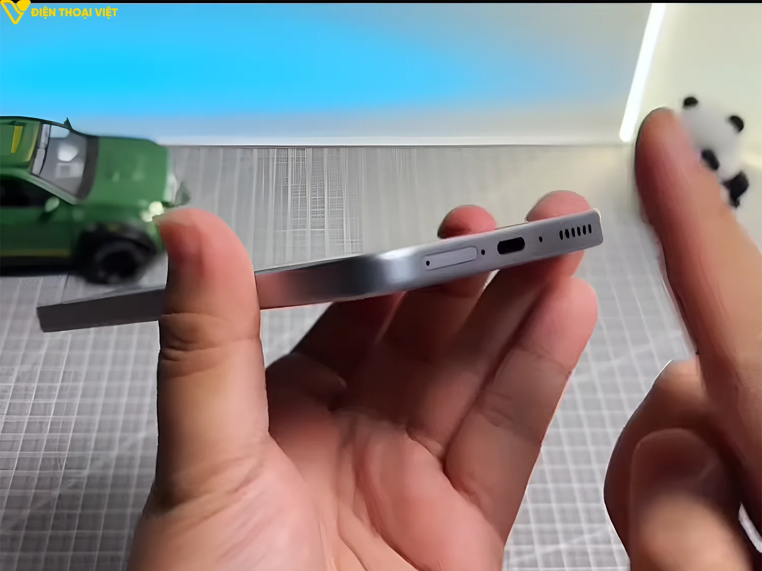 mo-hop-iqoo-z11-canh-duoi