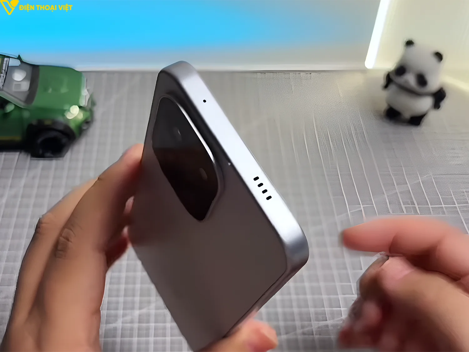 mo-hop-iqoo-z11-canh-tren