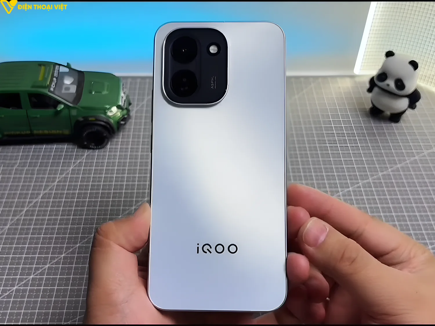 mo-hop-iqoo-z11-mat-lung