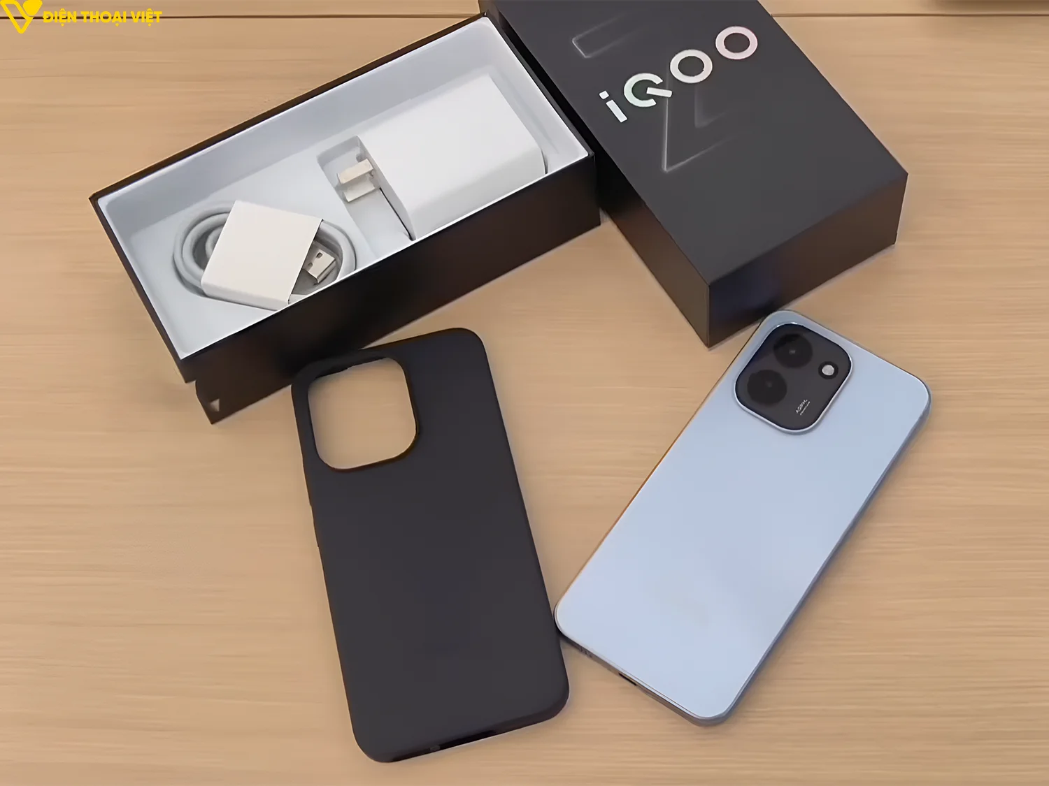 mo-hop-iqoo-z11-phu-kien