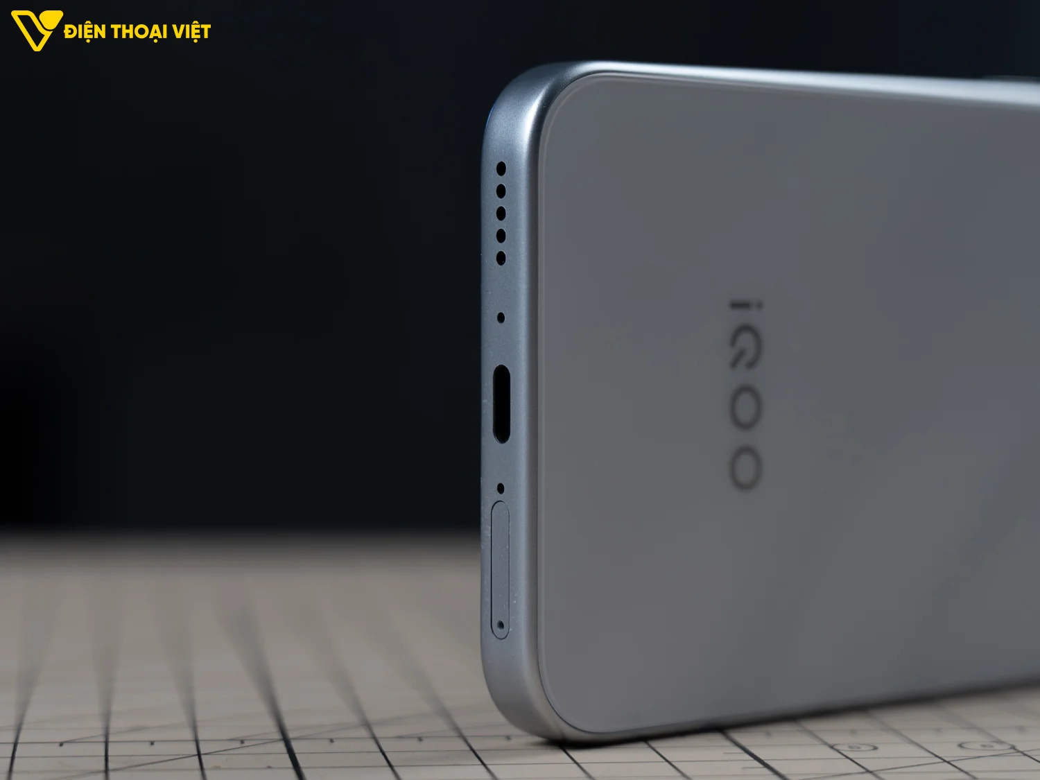 Cạnh phải iQOO Z11S có loa, micro, cổng sạc Type-C và khay SIM