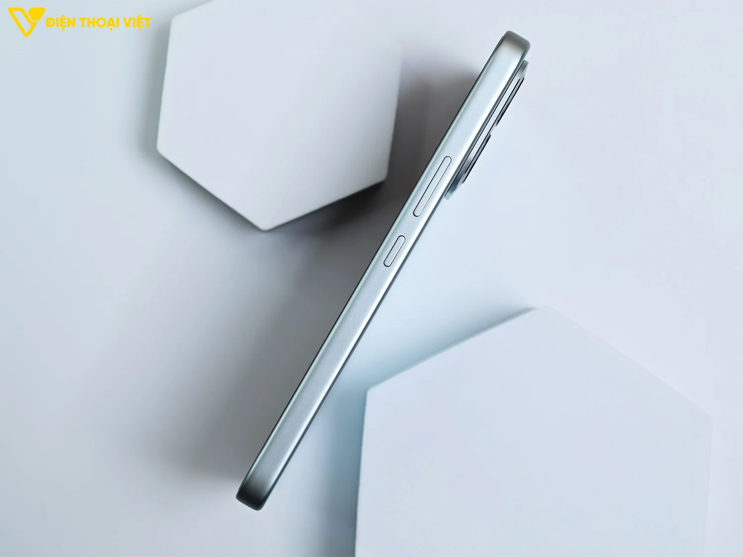 Cạnh phải iQOO Z11S gồm nút nguồn và âm lượng