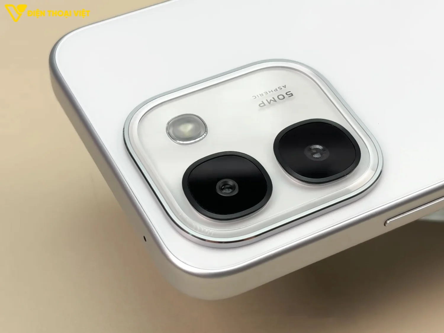 Cạnh phải iQOO Z11S có cổng hồng ngoại