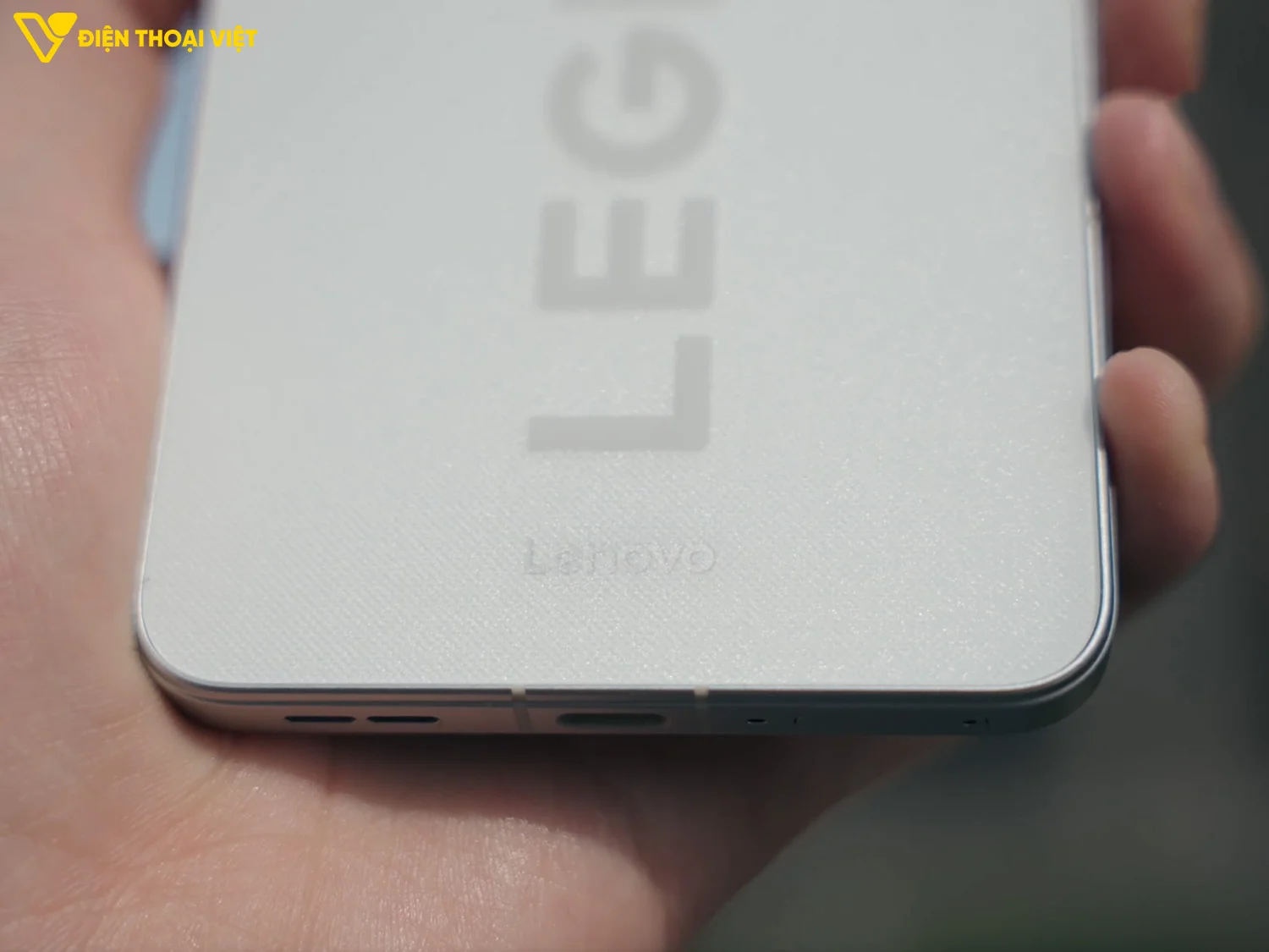 Cạnh dưới Lenovo Legion Y70 (2026)