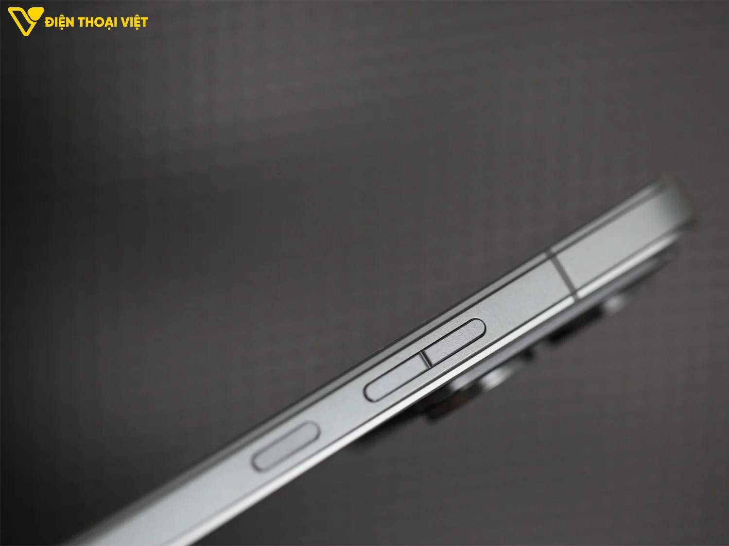 Cạnh phải Lenovo Legion Y70 (2026)