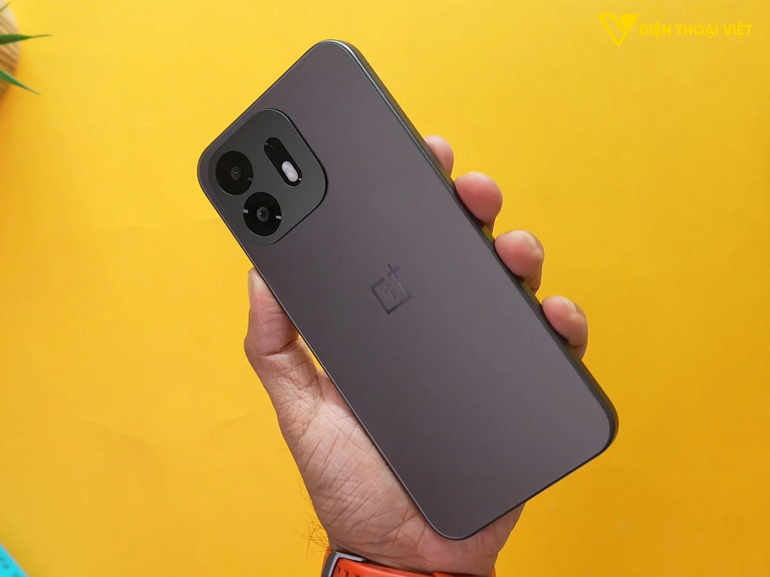 Cạnh bên trái OnePlus N6