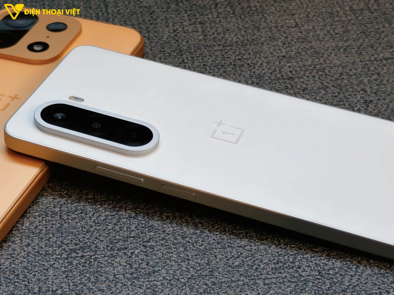 Thiết kế cạnh phải OnePlus Turbo 6X