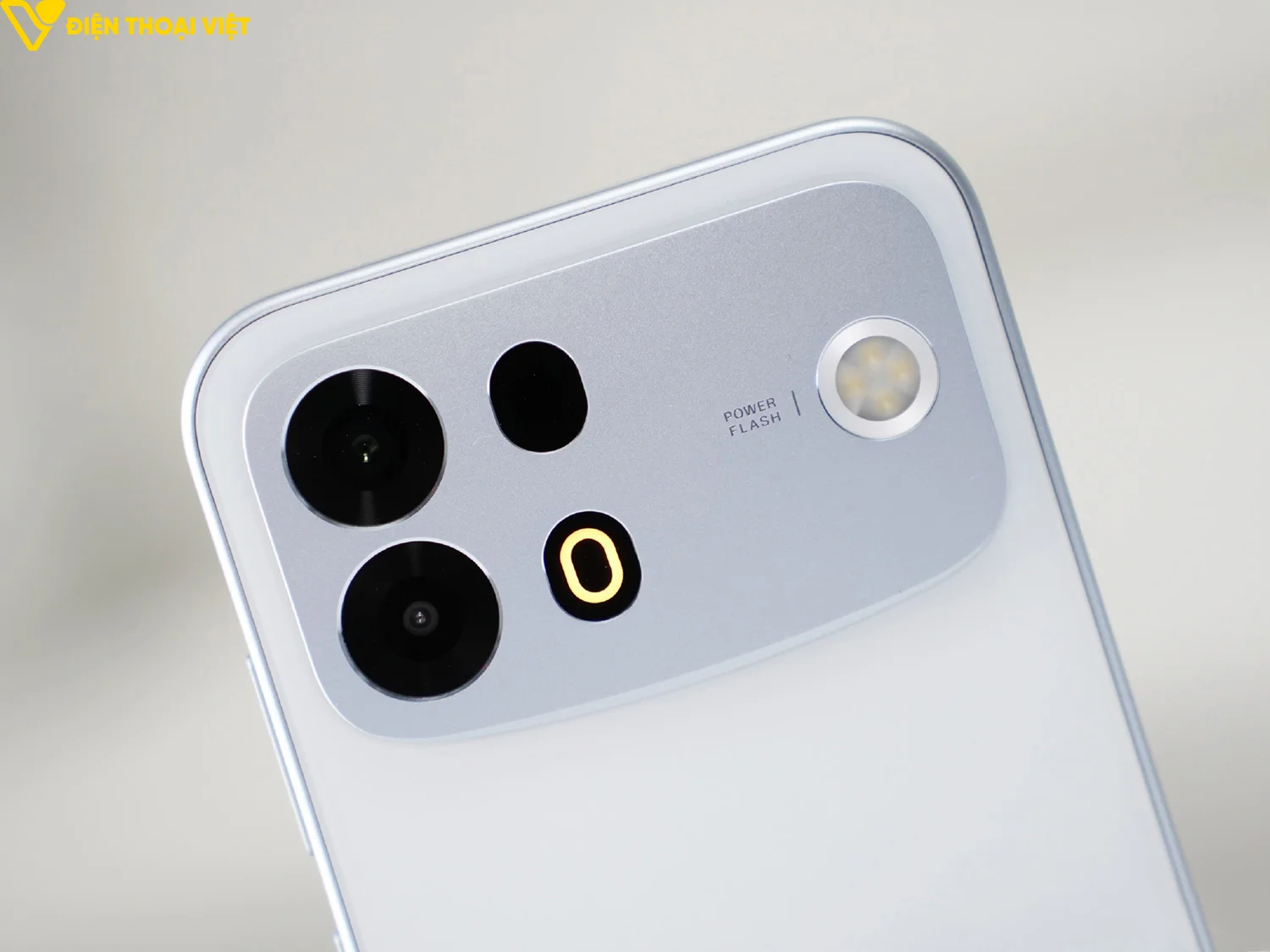 Cụm camera sau với camera chính 50MP