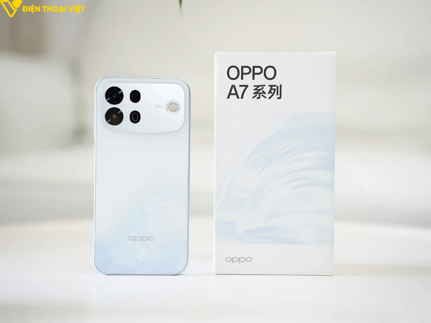 Vỏ hộp bên ngoài có tông màu trắng trang nhã