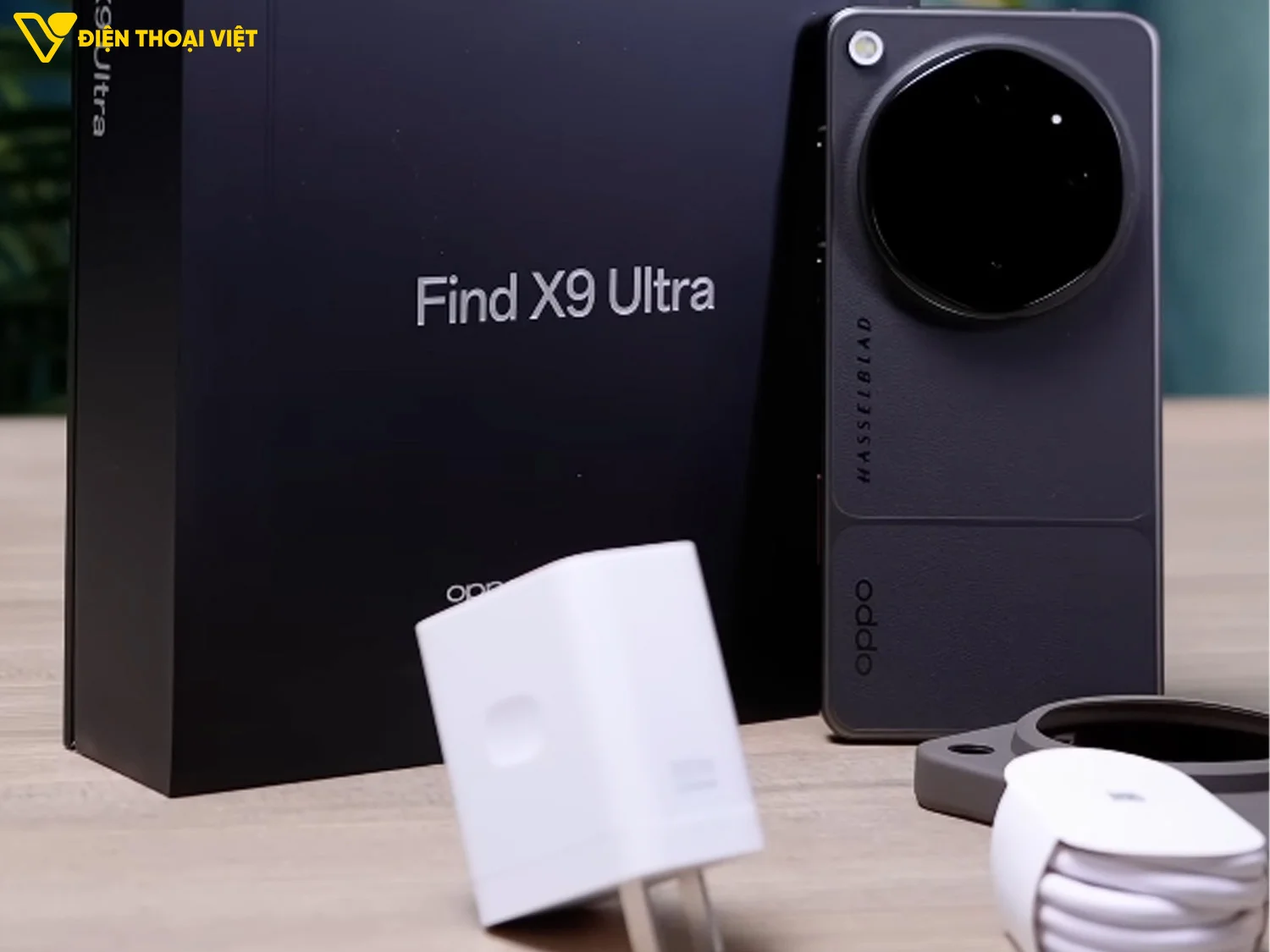 Bên trong hộp đựng OPPO Find X9 Ultra