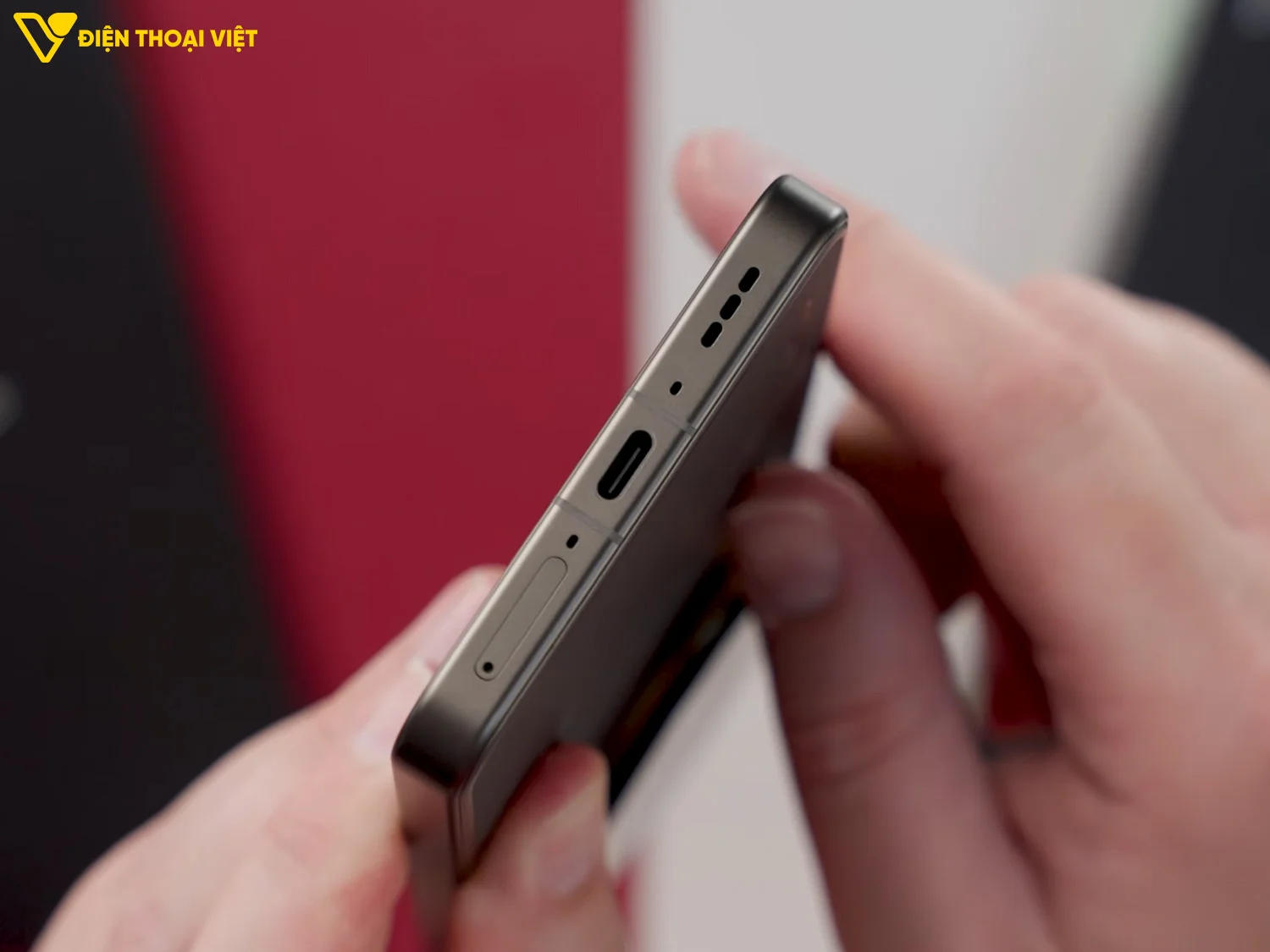 Cạnh dưới OPPO Find X9 Ultra