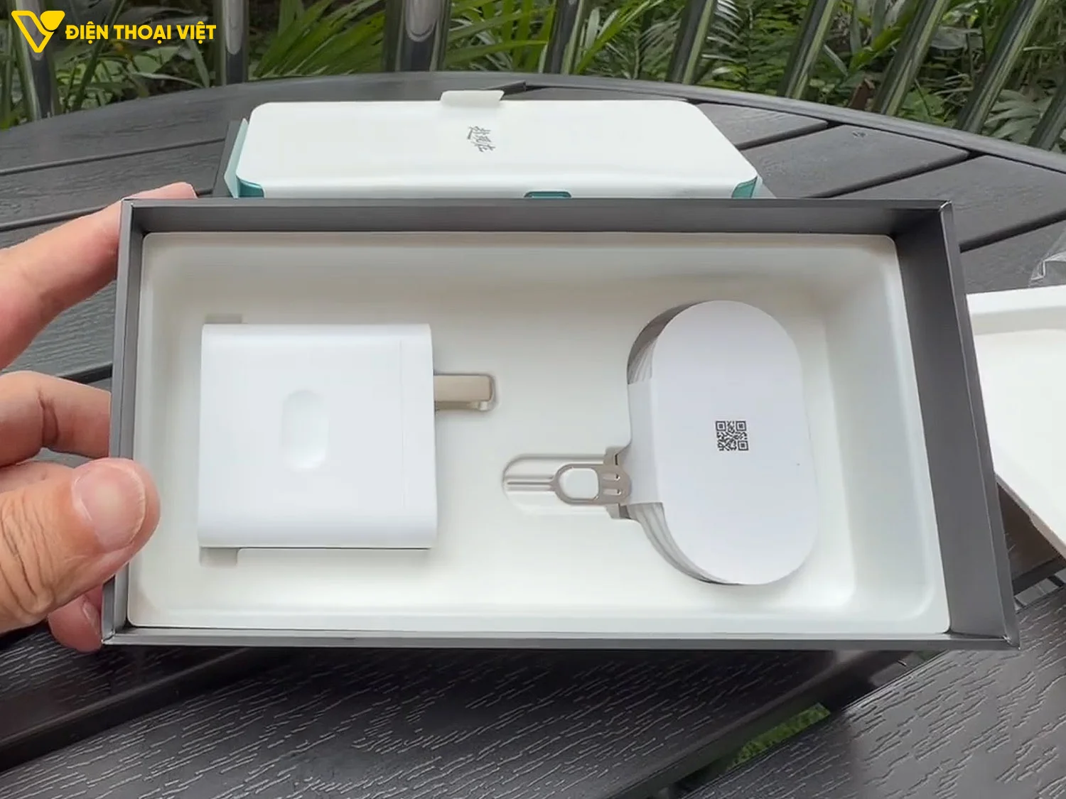 Bên trong hộp đựng OPPO Find X9s Pro