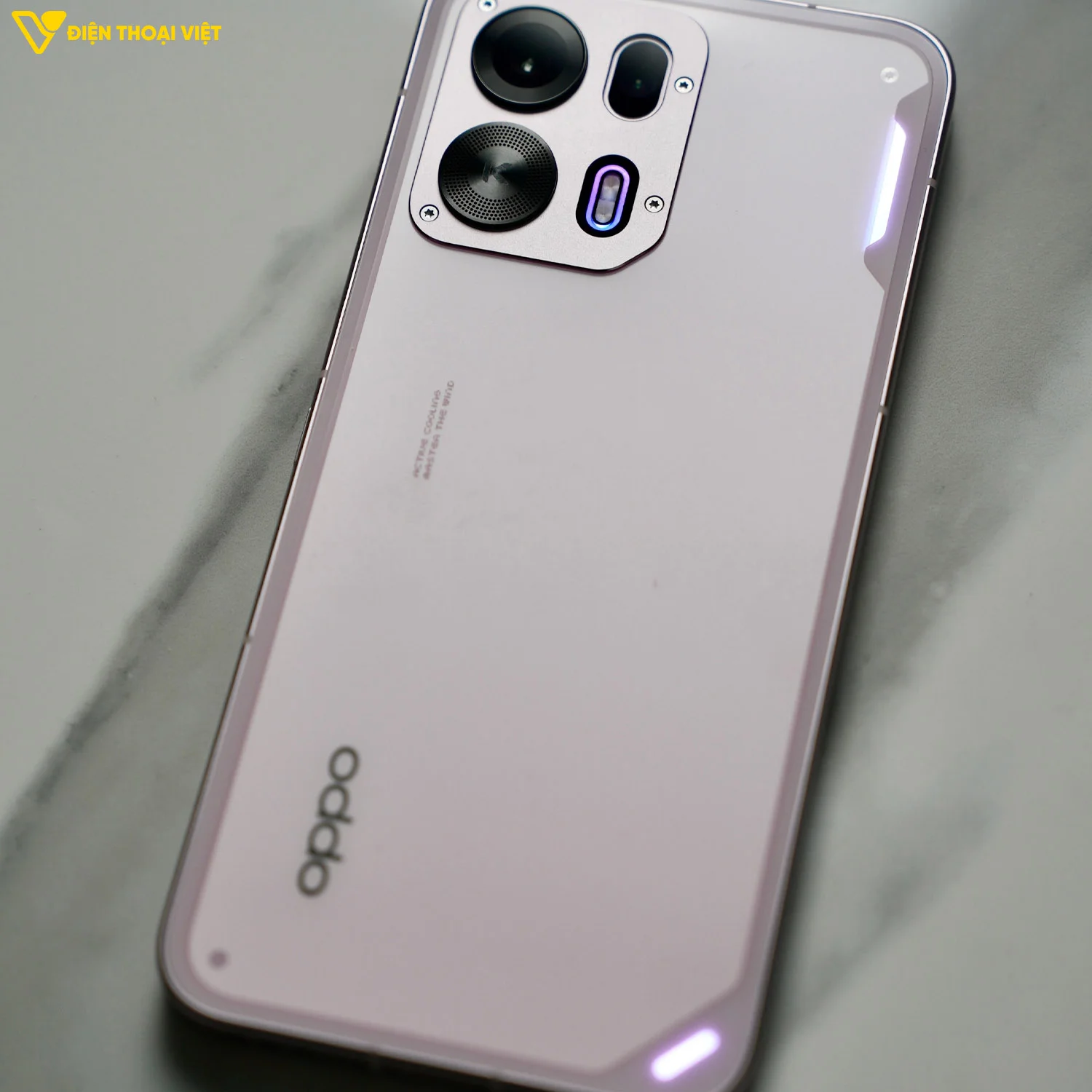 Mặt lưng chứa dải đèn LED