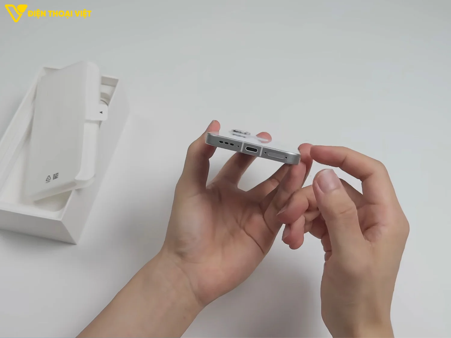 Cạnh dưới OPPO Reno16