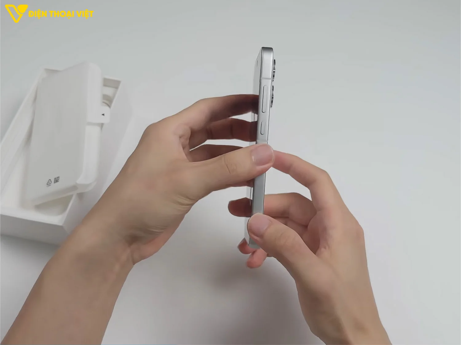 Cạnh phải OPPO Reno16