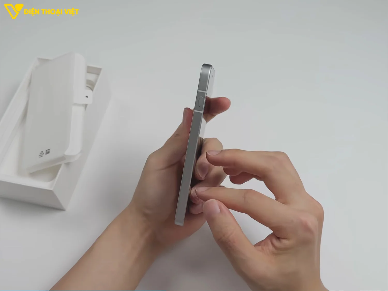 Cạnh trái OPPO Reno16