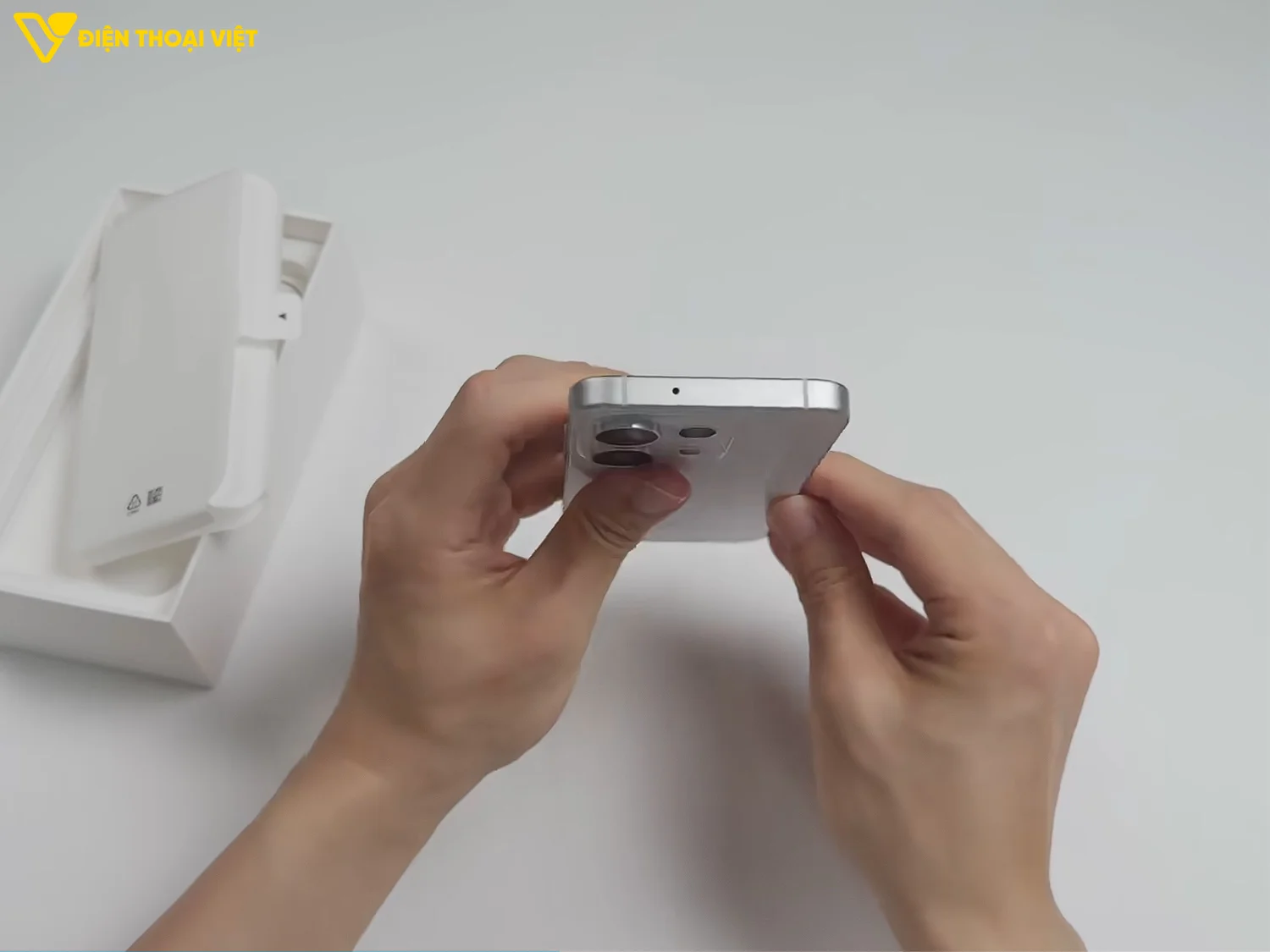 Cạnh trên OPPO Reno16