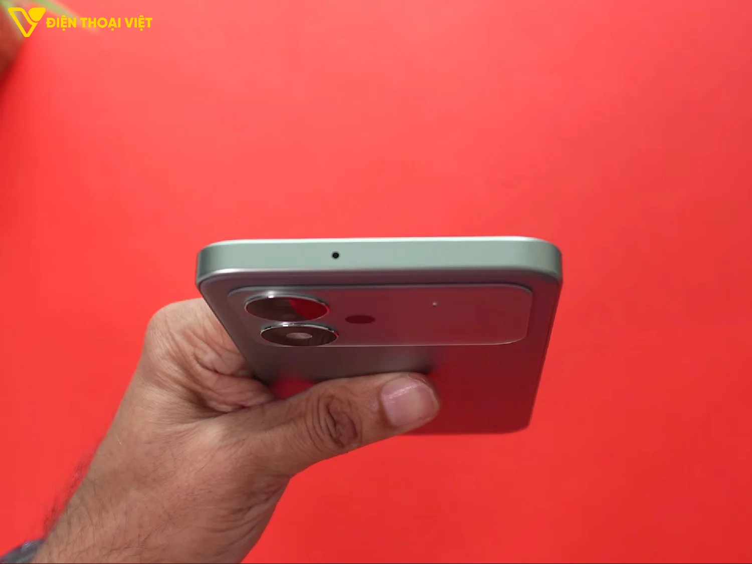 Thiết kế cạnh trên POCO M8 Power