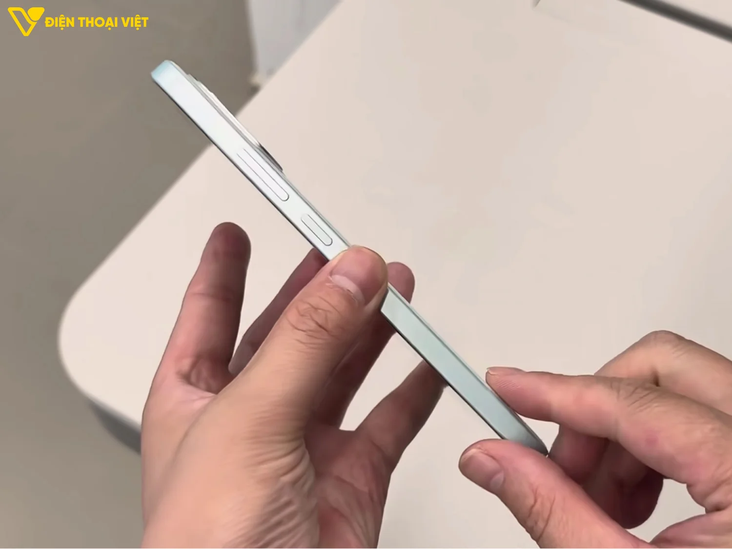 Cạnh phải REDMI Note 17 chứa nút nguồn và âm lượng