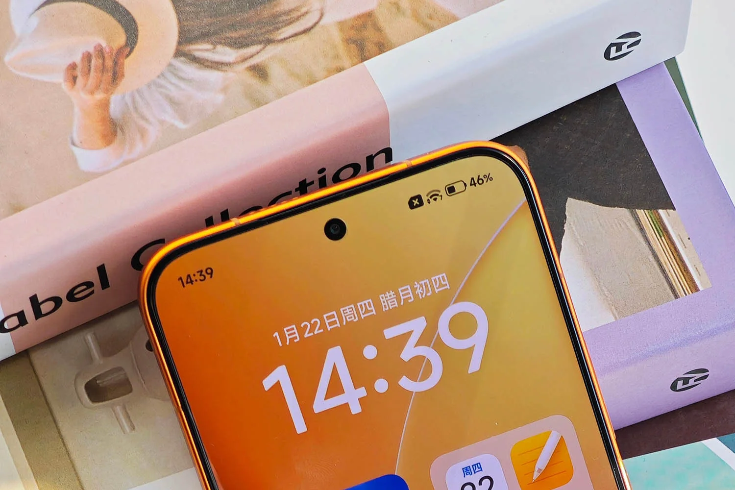 Camera trước dạng đục lỗ