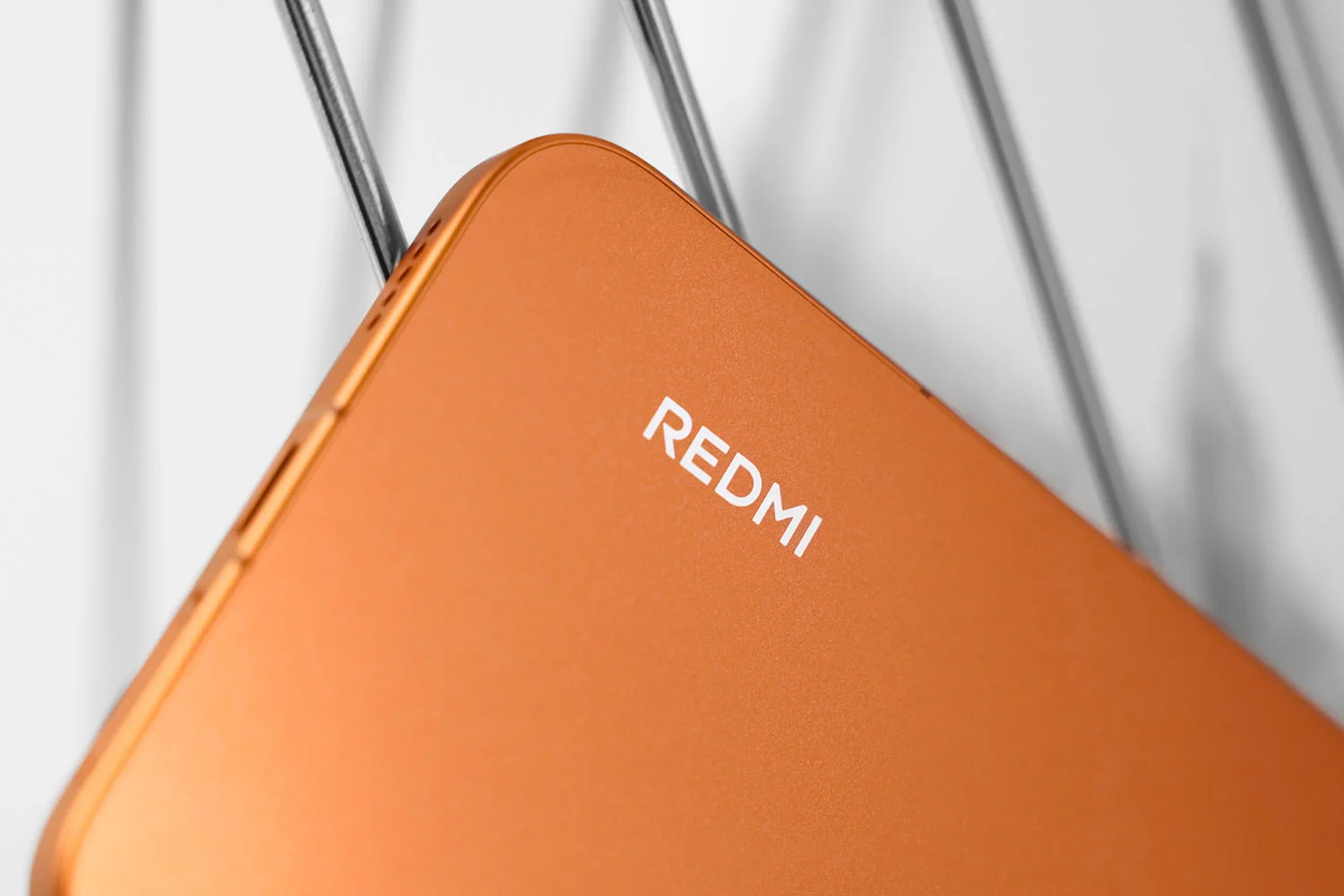 Họa tiết mặt lưng của REDMI Turbo 5 Max