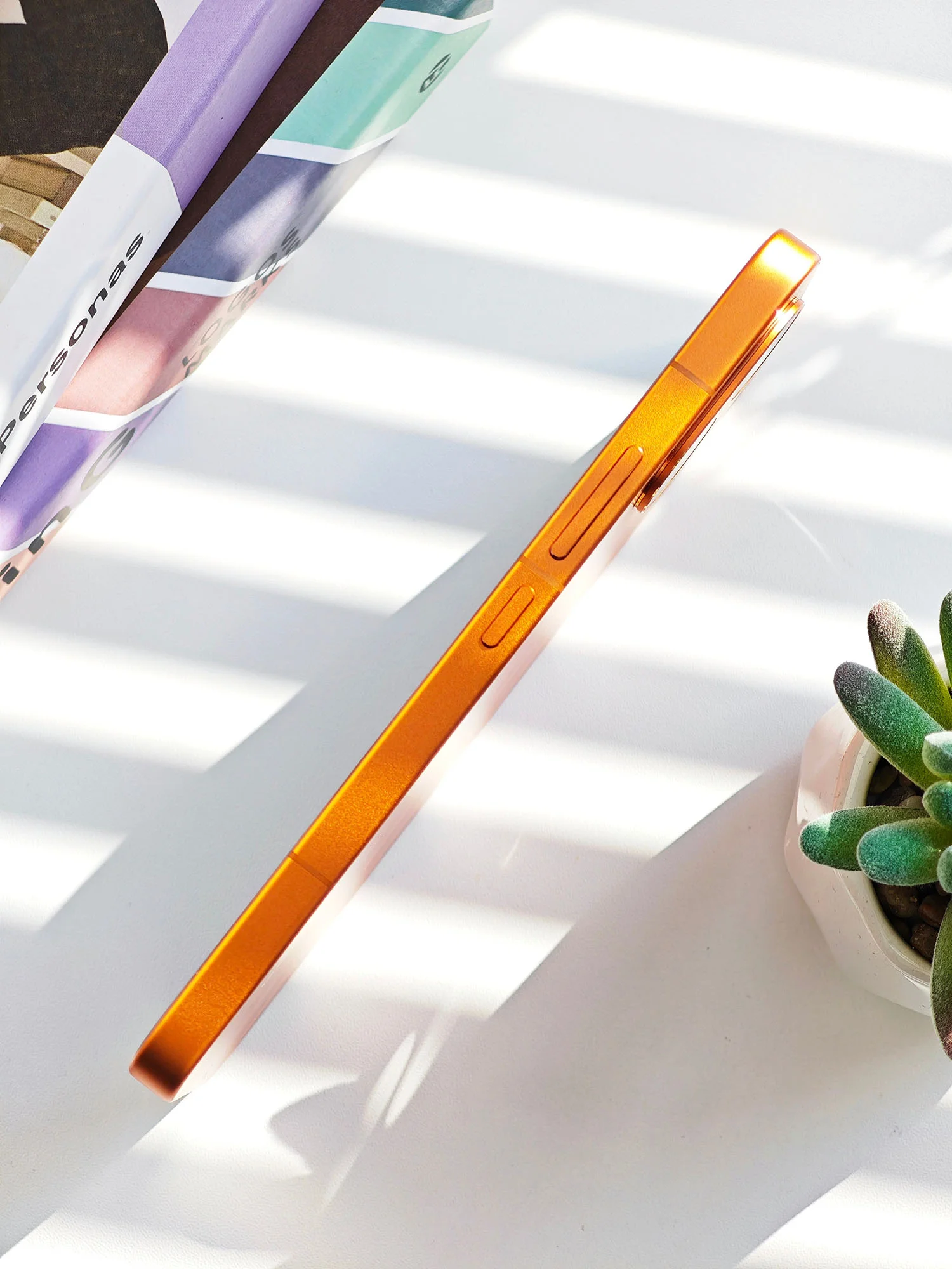 Cạnh bên phải chứa các phím cứng