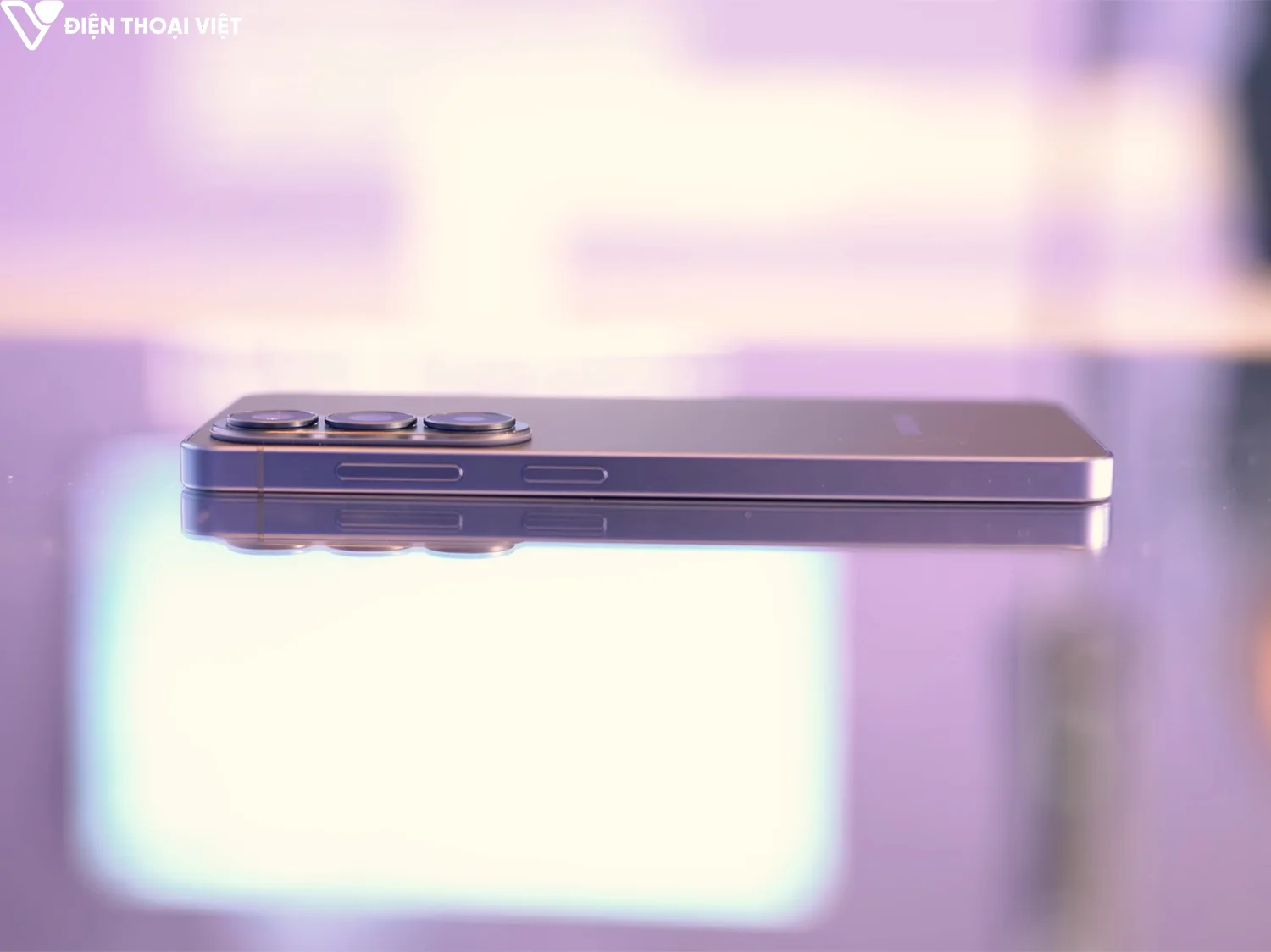 mo-hop-samsung-s26-plus-canh-ben