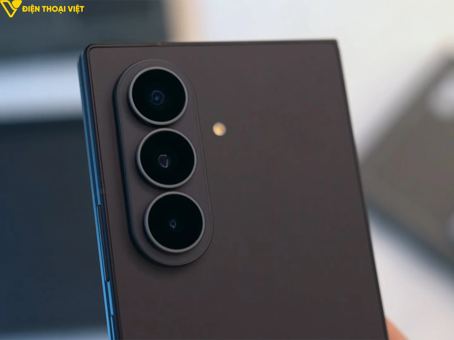 Cụm camera ba ống kính với ống kính chính 200MP