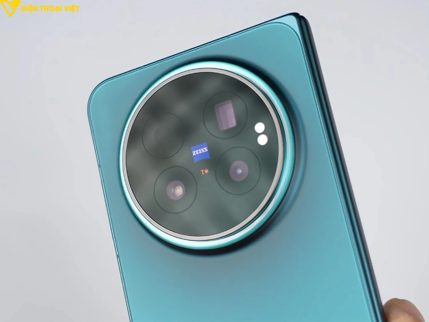  Cụm camera được đặt trong một mô-đun Deco bo tròn lớn