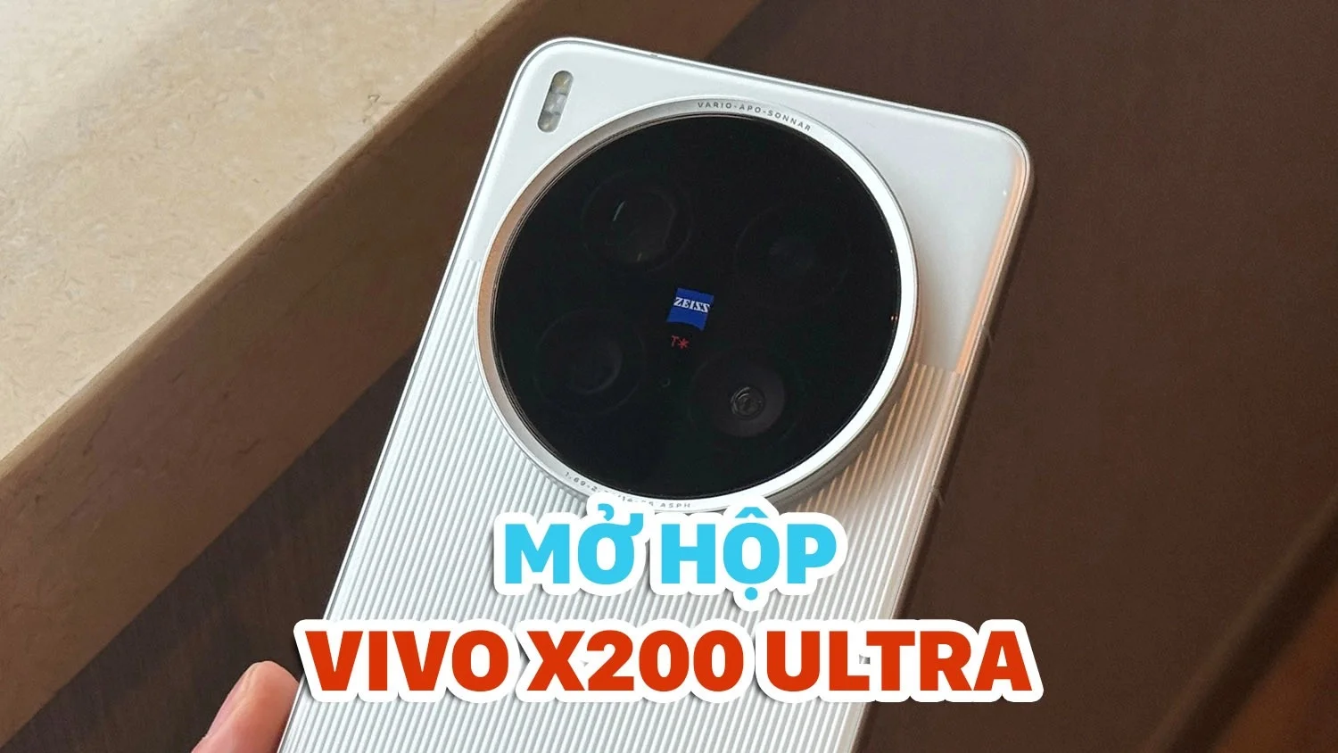 Mở hộp Vivo X200 Ultra: Mặt lưng lạ mà quen, cầm nắm đầm tay