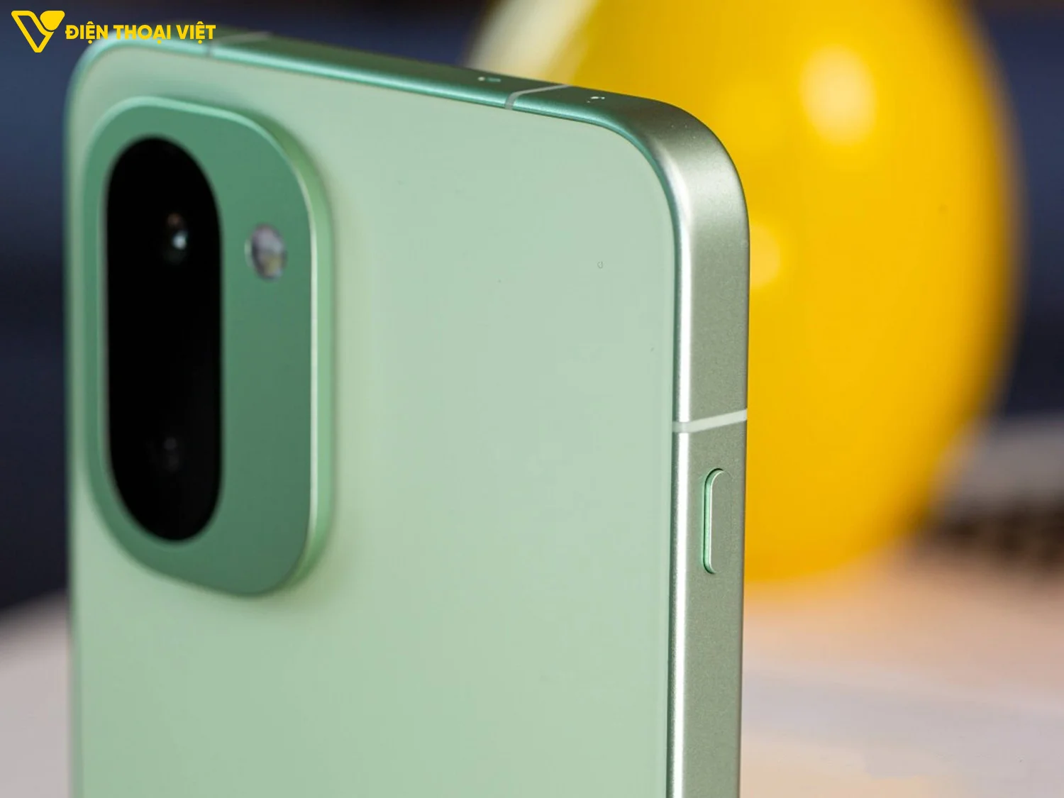 Cạnh trái OnePlus 15R