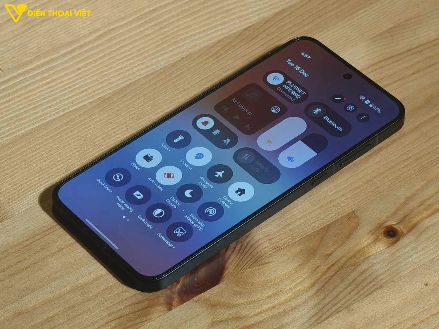 Mặt trước và cạnh phải OnePlus 15R
