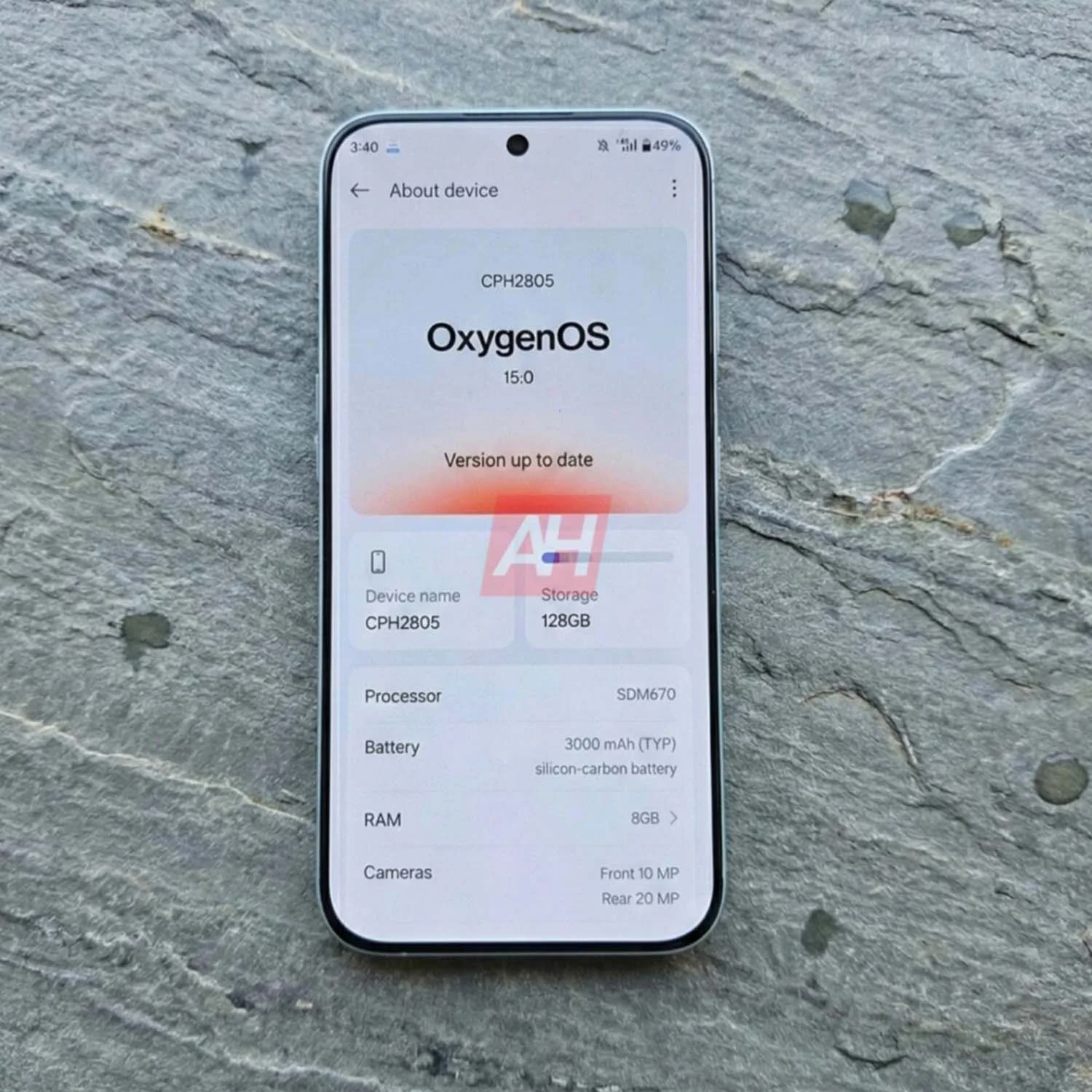 Máy có RAM 8GB, chạy OxygenOS 15