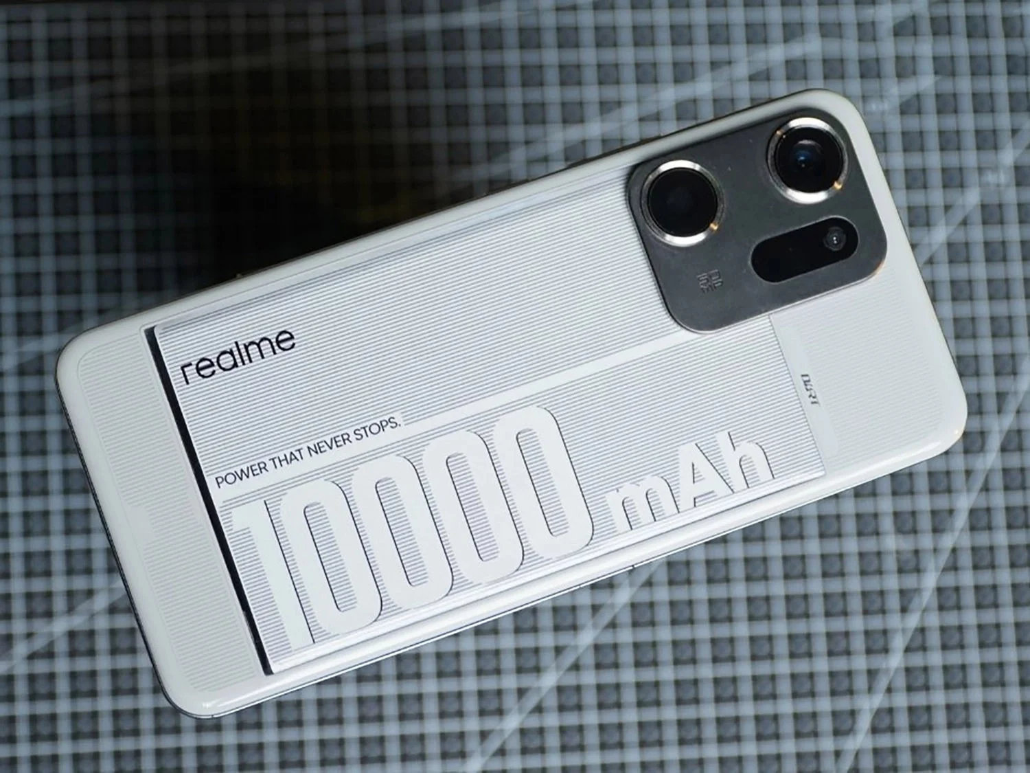 Thiết kế khá vuông vức, mỏng nhẹ với màu bạc nổi bật