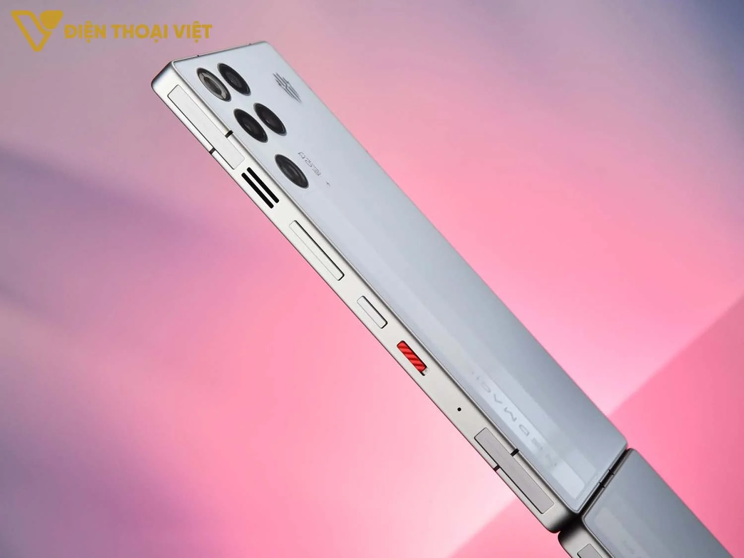 red-magic-11-pro-canh-phai