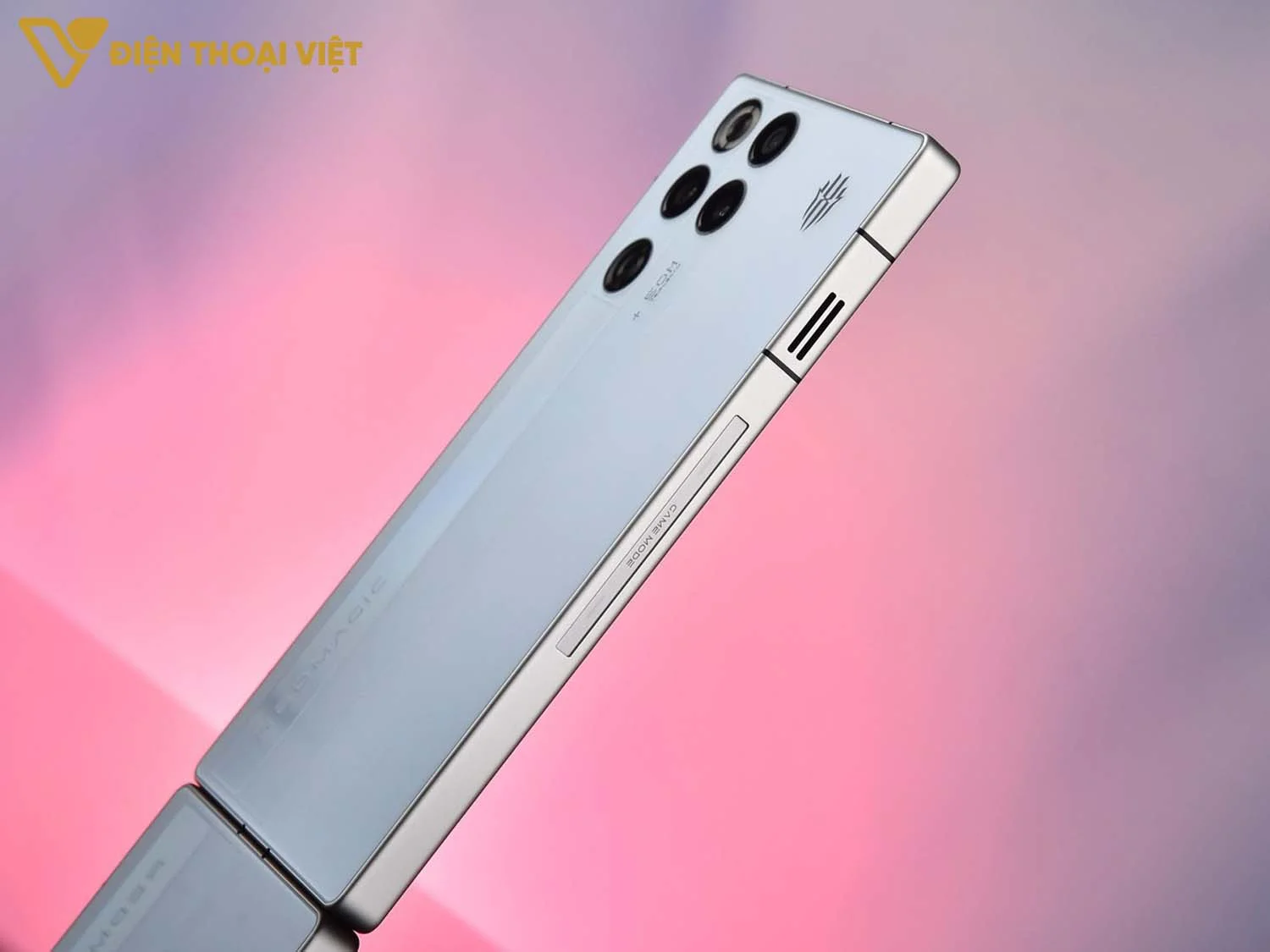 red-magic-11-pro-canh-trai